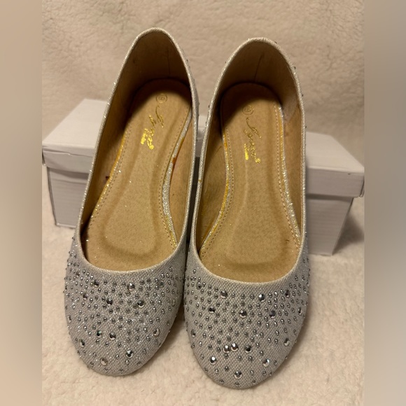 Iynx Brand shoes Silver with Rhinestones - Picture 8 of 15
